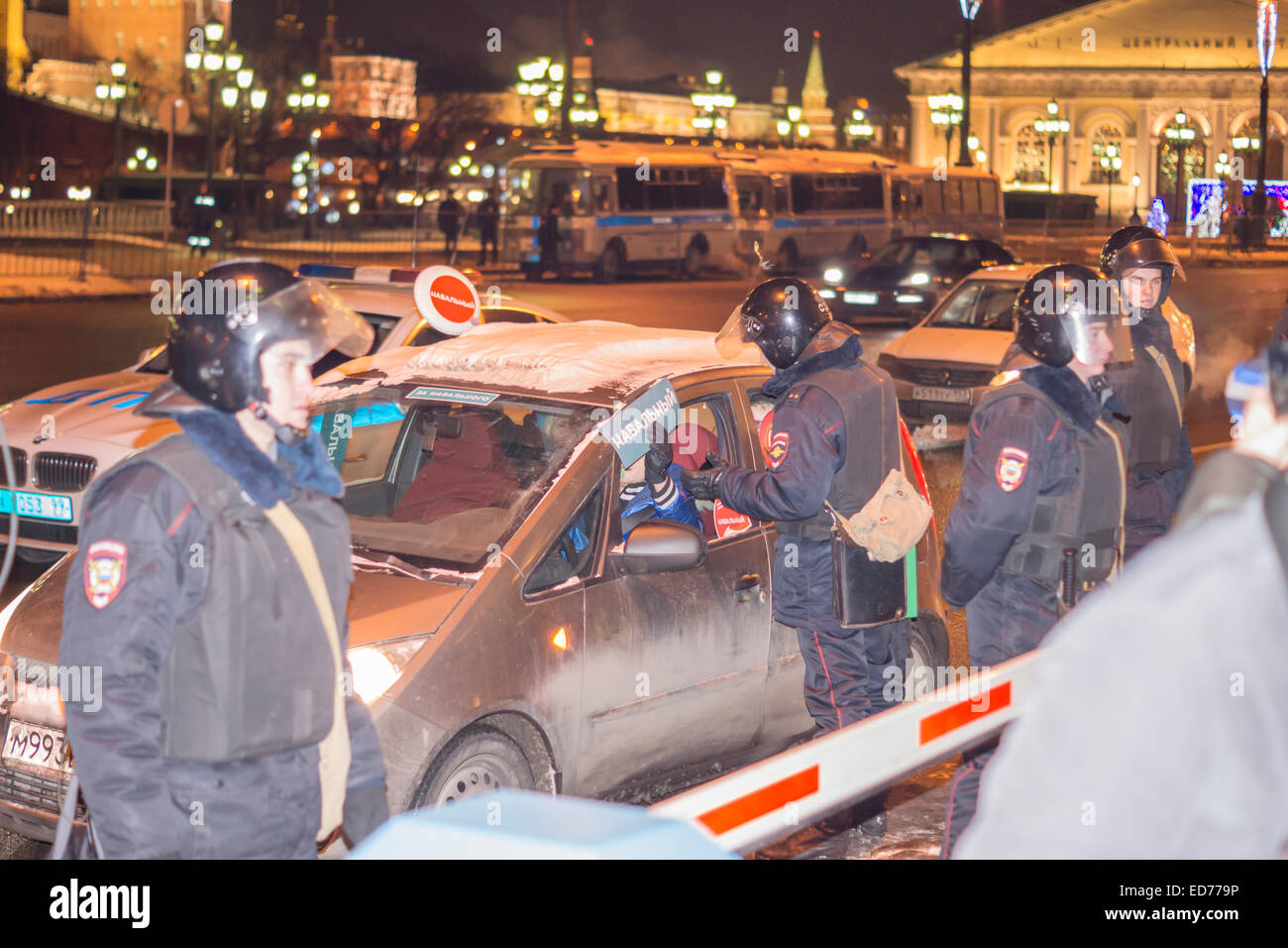 Moskau, Russland. 30. Dezember 2014. Demonstranten in Moskau am 30. Dezember 2014 als Führer der Opposition, die Alexey Navalny verurteilt wurde. Schild steht Nawalny. Bildnachweis: Elkhan Mamedov/Alamy Live-Nachrichten Stockfoto