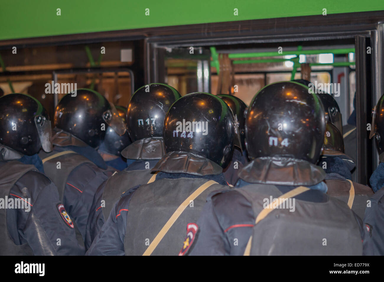 Moskau, Russland. 30. Dezember 2014. Kredit-Polizeilinien während der Proteste gegen Widerstand Führer Alexey Navalny Verurteilung in Moskau am 30. Dezember 2014: Elkhan Mamedov/Alamy Live News Stockfoto