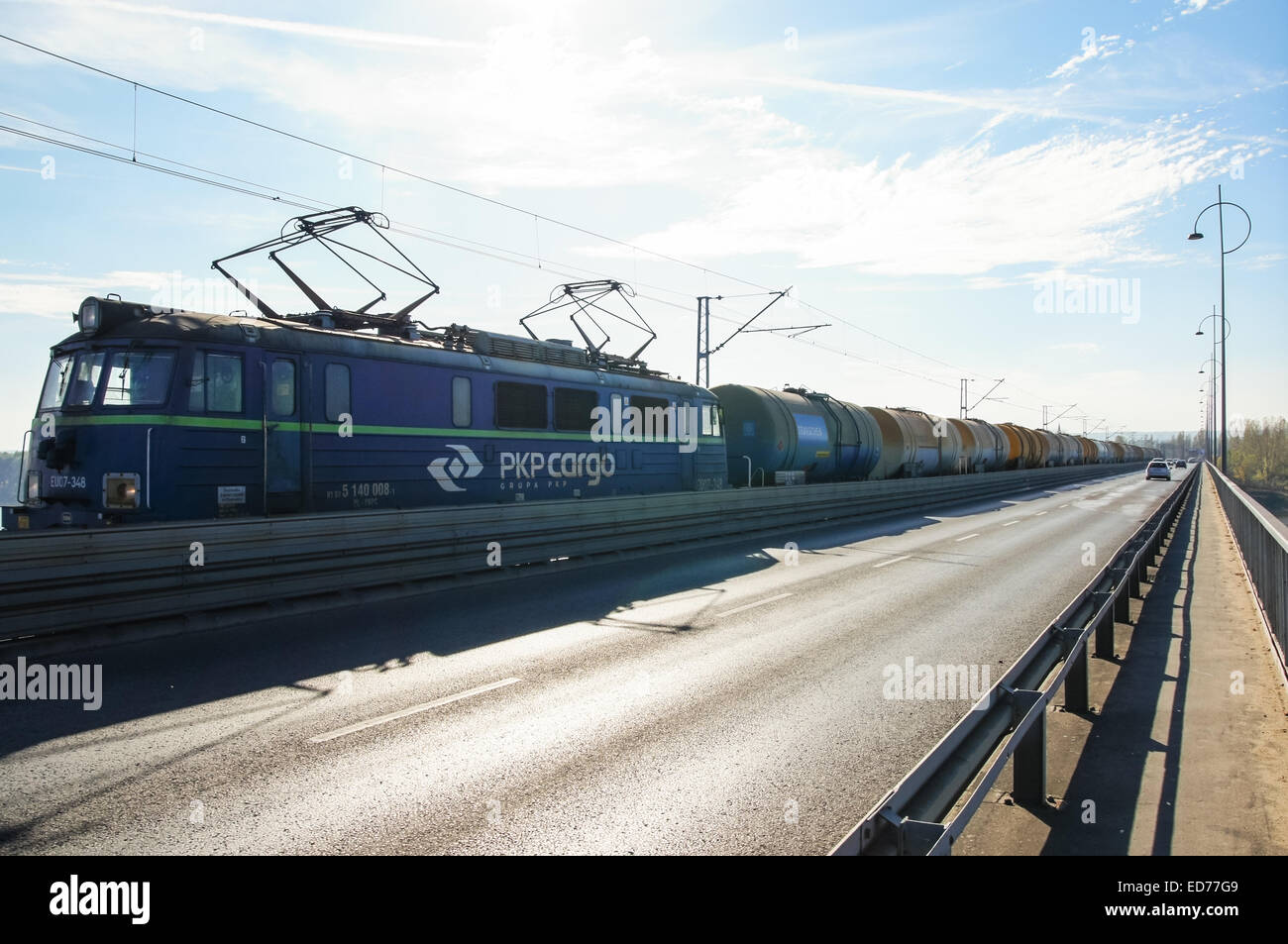 Güterzug auf der Brücke in Plock, Polen Stockfoto