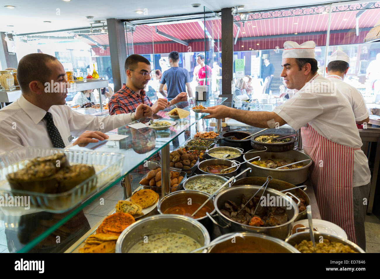 Köche im Ciya Sofrasi türkische Restaurant mit osmanischen Spezialitäten in Kadiköy Bezirk asiatischen Seite Istanbul, Ost-Türkei Stockfoto