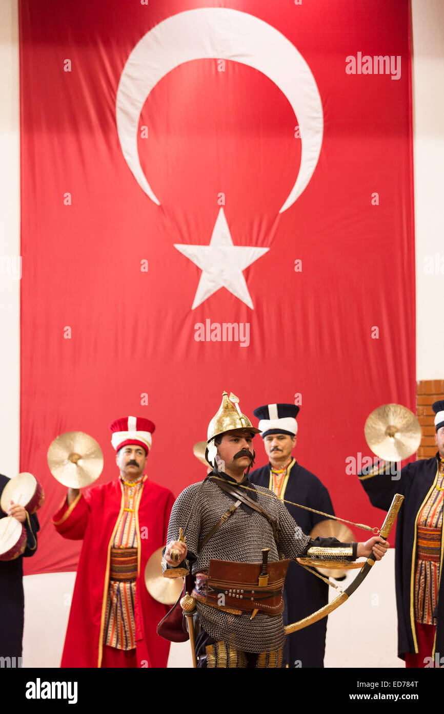 Mehter Takimi - osmanischen Militärmusik und des Sultans Janitscharen Armeekorps Soldaten am Militärmuseum in Harbiye, Istanbul, Türkei Stockfoto