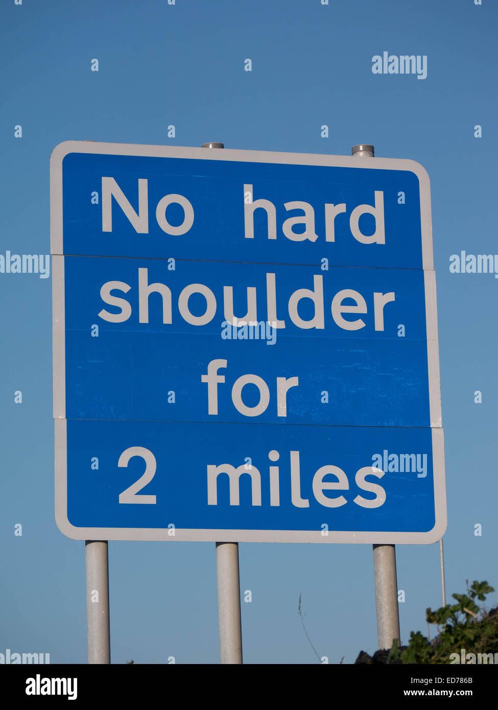 Autobahn-Schild "Keine Standstreifen für 2 Meilen" deklarieren Stockfoto