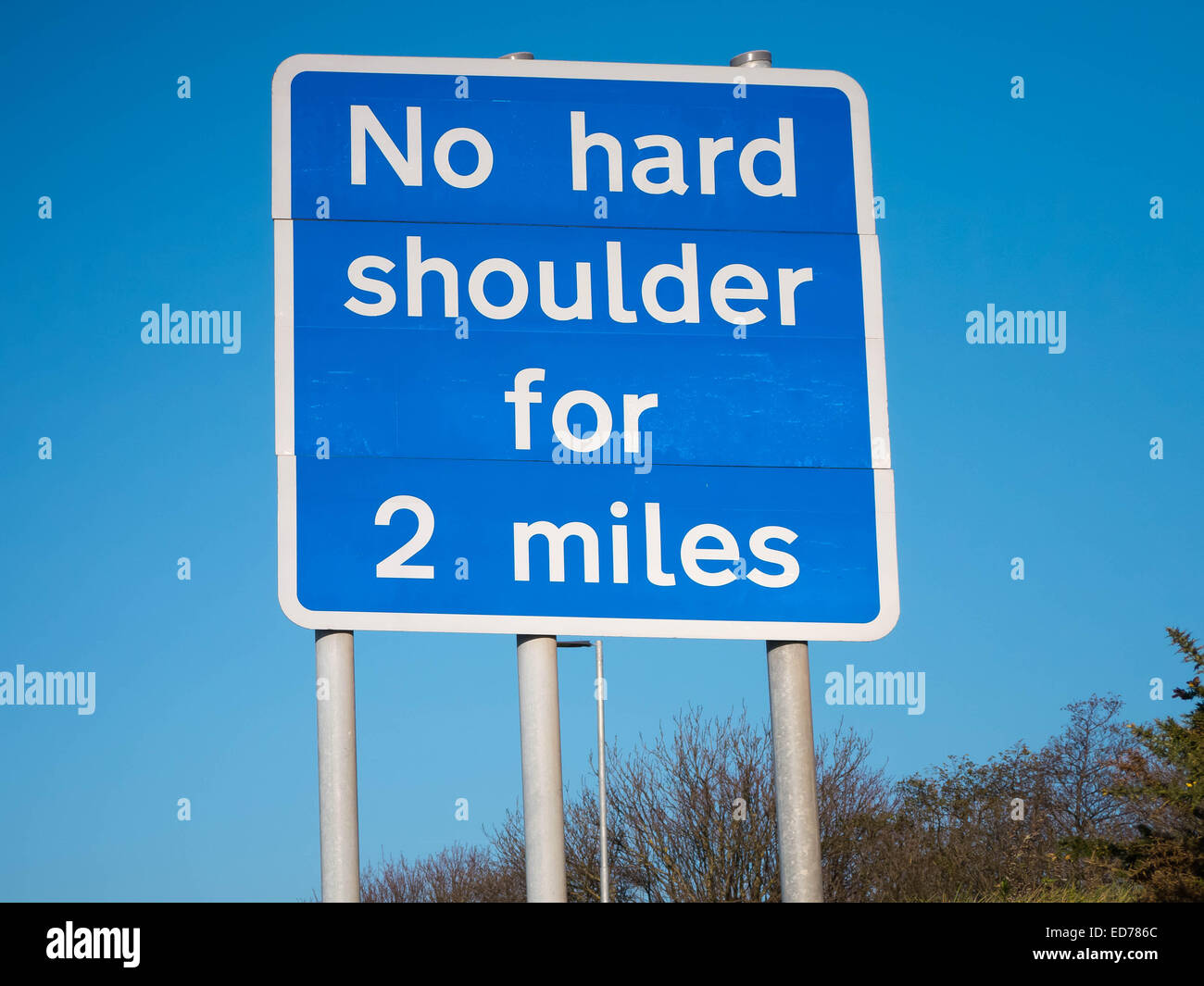 Autobahn-Schild "Keine Standstreifen für 2 Meilen" deklarieren Stockfoto