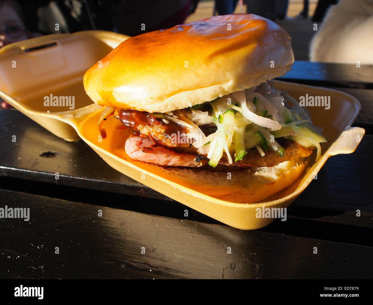 Nahaufnahme eines Take-away Ente Burger in einem Polystyrol Tablett Stockfoto
