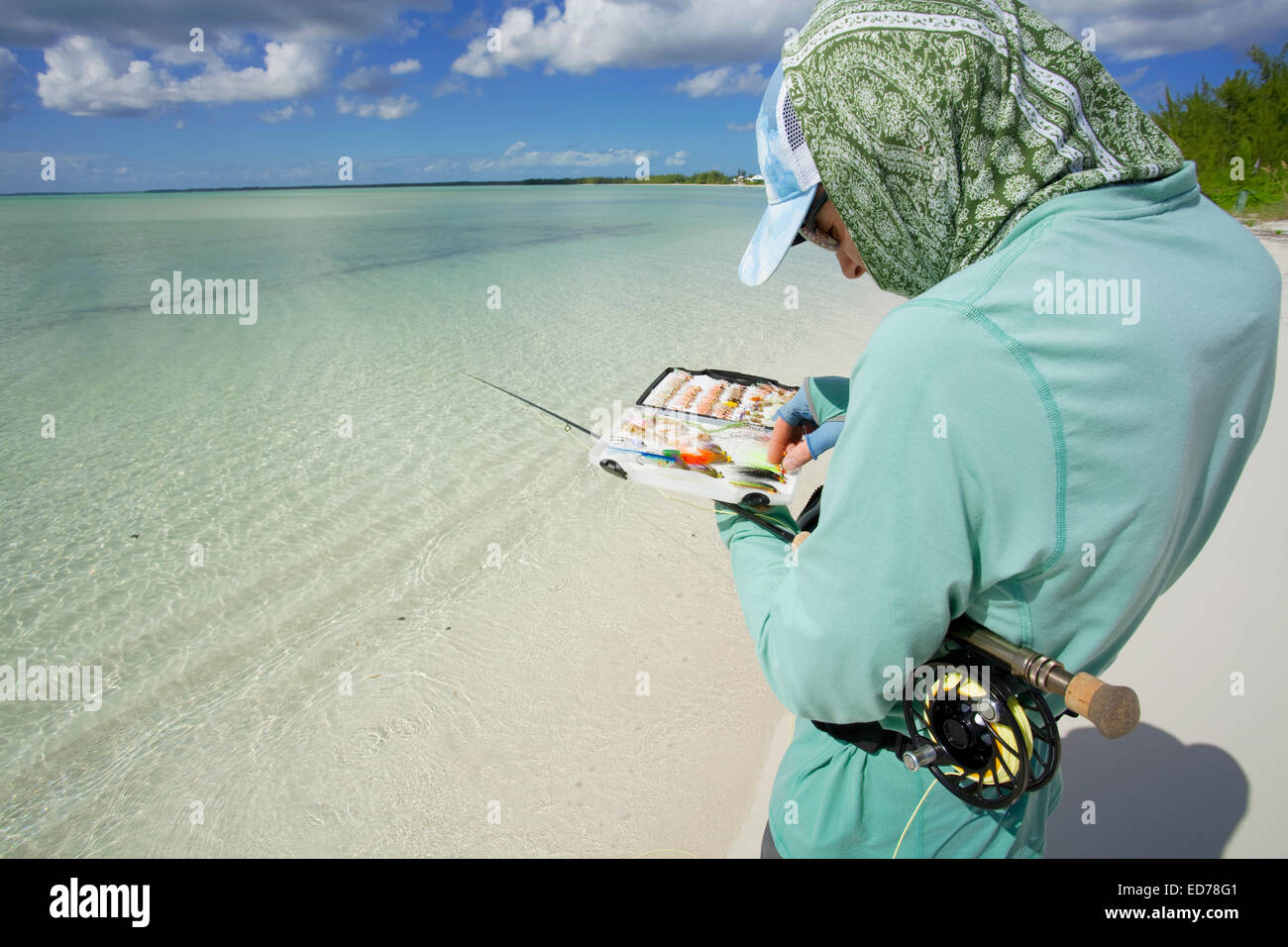Mann Salzwasser Fliegenfischen auf Bonefish auf Abaco, Bahamas Stockfoto