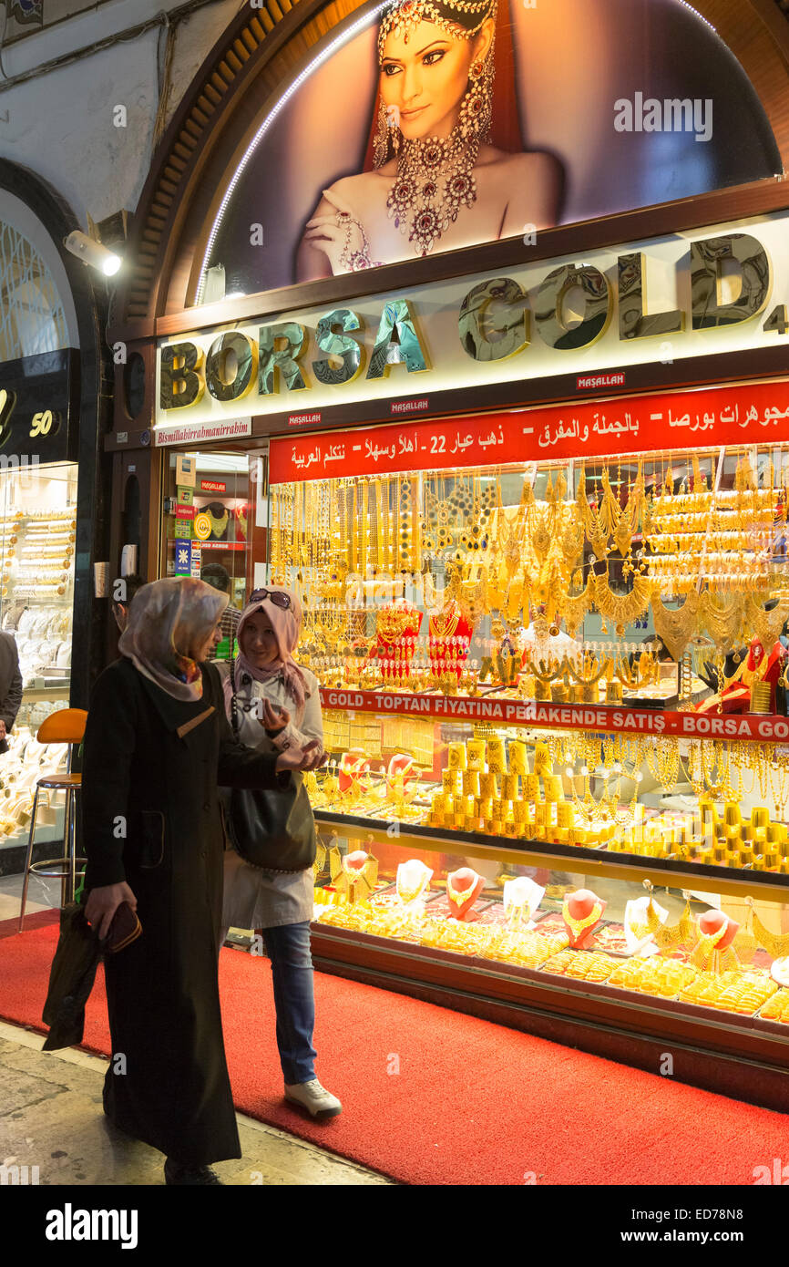 Muslimischen Frauen von Goldschmiede-Schmuck-Shop in The Grand Bazaar, Kapalicarsi, großer Markt, Beyazi, Istanbul, Türkei Stockfoto