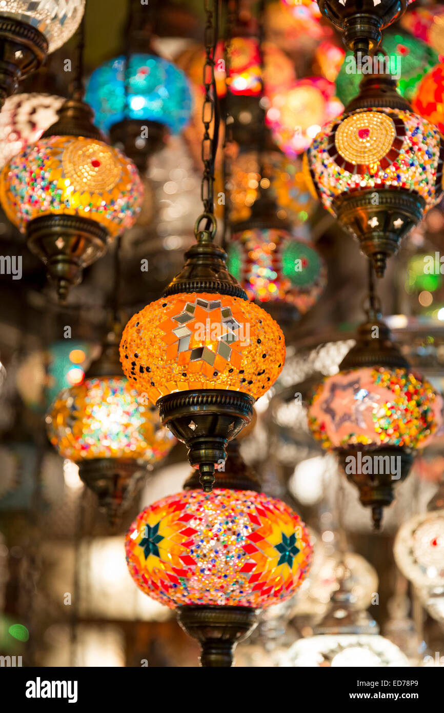 Verzierten Lampen Laternen im Inneren der großen Basar Kapalicarsi, großen Markt in Beyazi, Istanbul, Türkei Stockfoto
