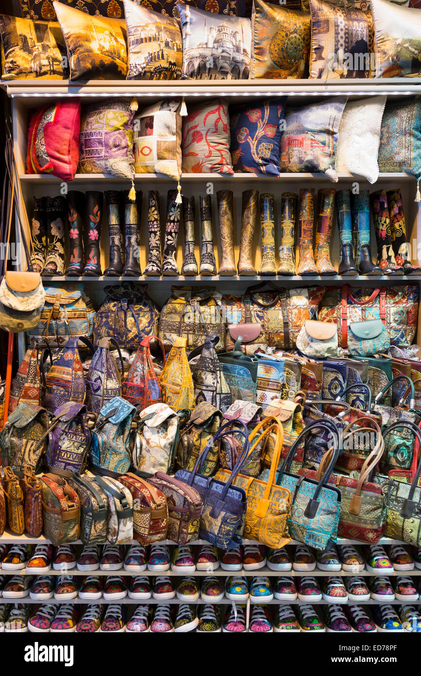 Bestickte Handtaschen Kissen Trainer Schuhe in The Grand Bazaar, Kapalicarsi, großer Markt, Beyazi, Istanbul, Türkei Stockfoto