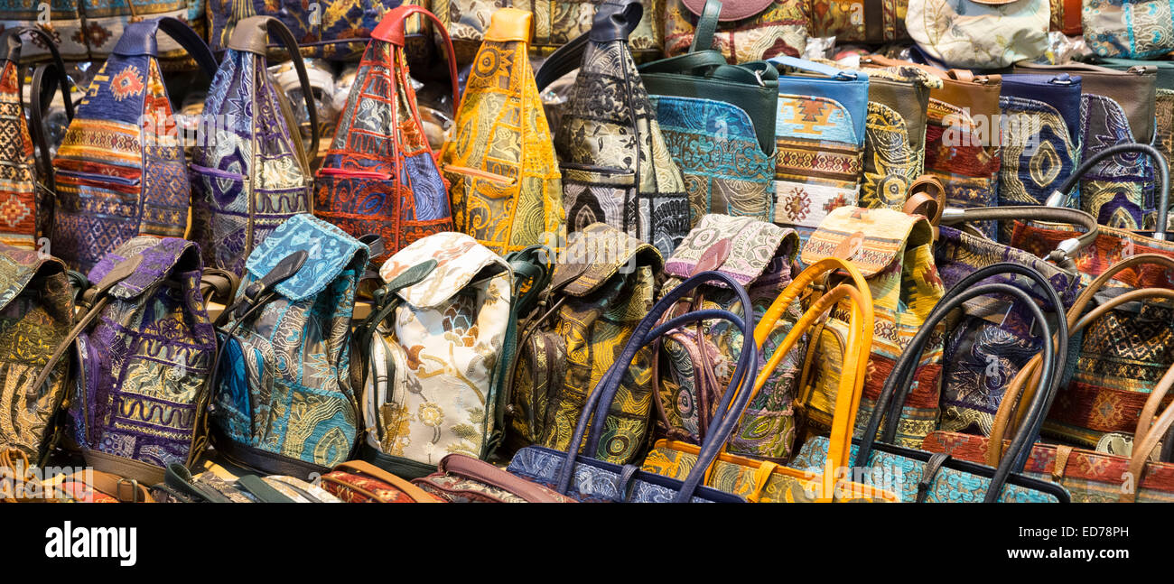 Bestickte Handtaschen im Shop in der Grand Basar Kapalicarsi, großen Markt in Beyazi, Istanbul, Türkei Stockfoto