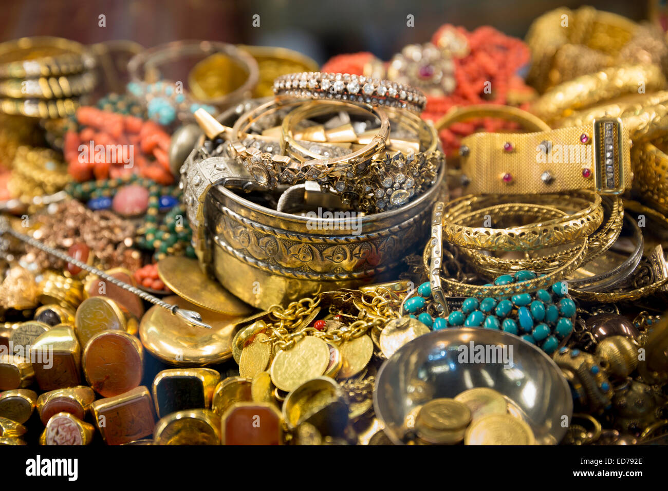 Goldschmuck Ringe Armbänder Armreifen Perlen in den großen Basar Kapalicarsi, großer Markt, Beyazi, Istanbul, Türkei Stockfoto