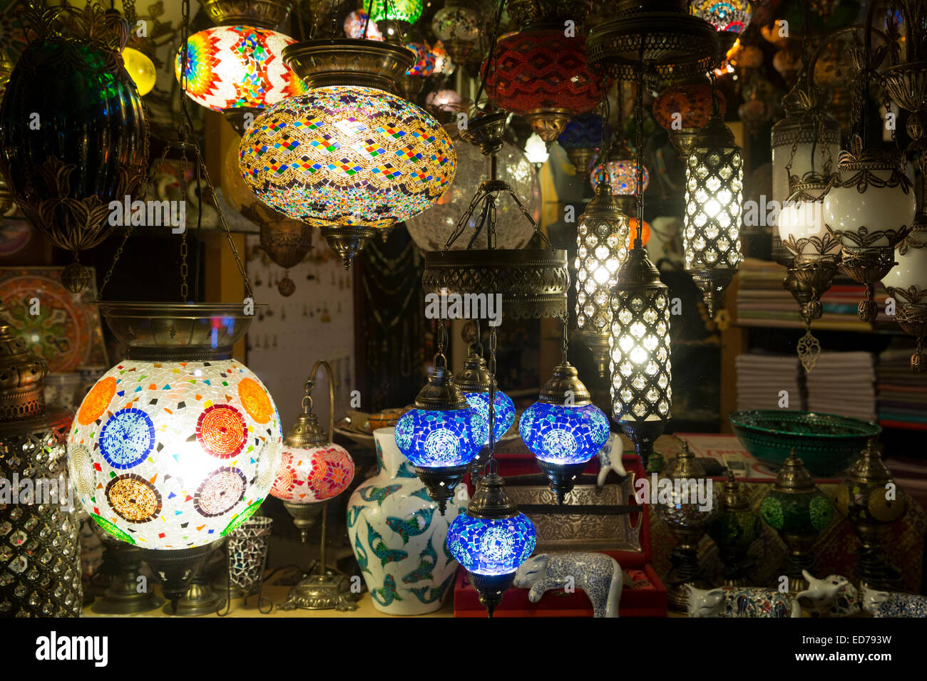 Türkische Lampen im Fenster der Beleuchtung und Geschenk-Shop in Kucukayasofya Caddesi in Sultanahmet, Istanbul, Türkei Stockfoto