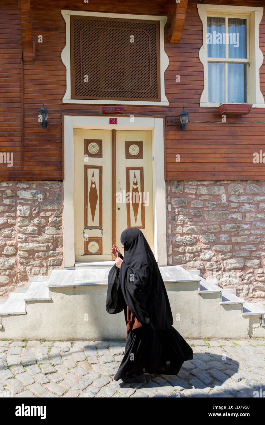 Die muslimische Frau in der traditionellen Niqab Schleier Kleidung im Bereich der Kariye Muzesi, Edirnekapi in Istanbul, Türkei Stockfoto