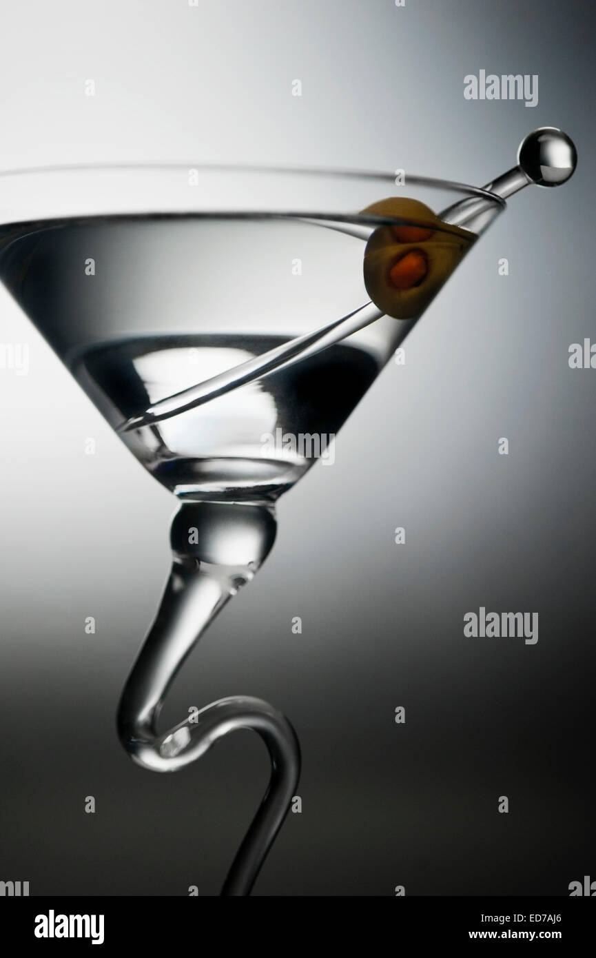 Wählen Sie ein kontrastreiche modernistischen Martini cocktail alkoholisches Getränk mit Oliven- und Glas Stockfoto