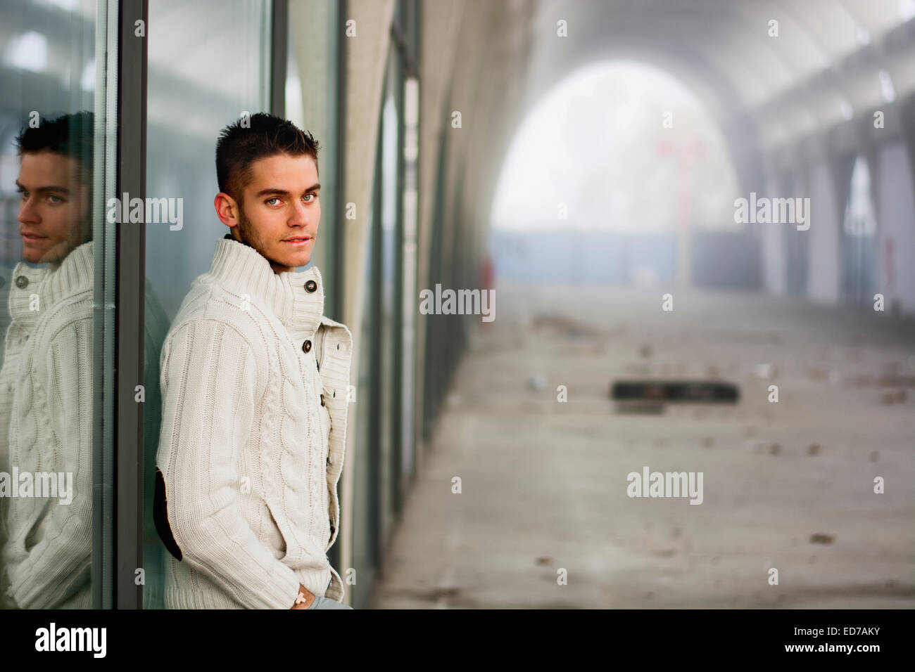 Attraktive junge Mann in verlassenen leeren tunnel Stockfoto
