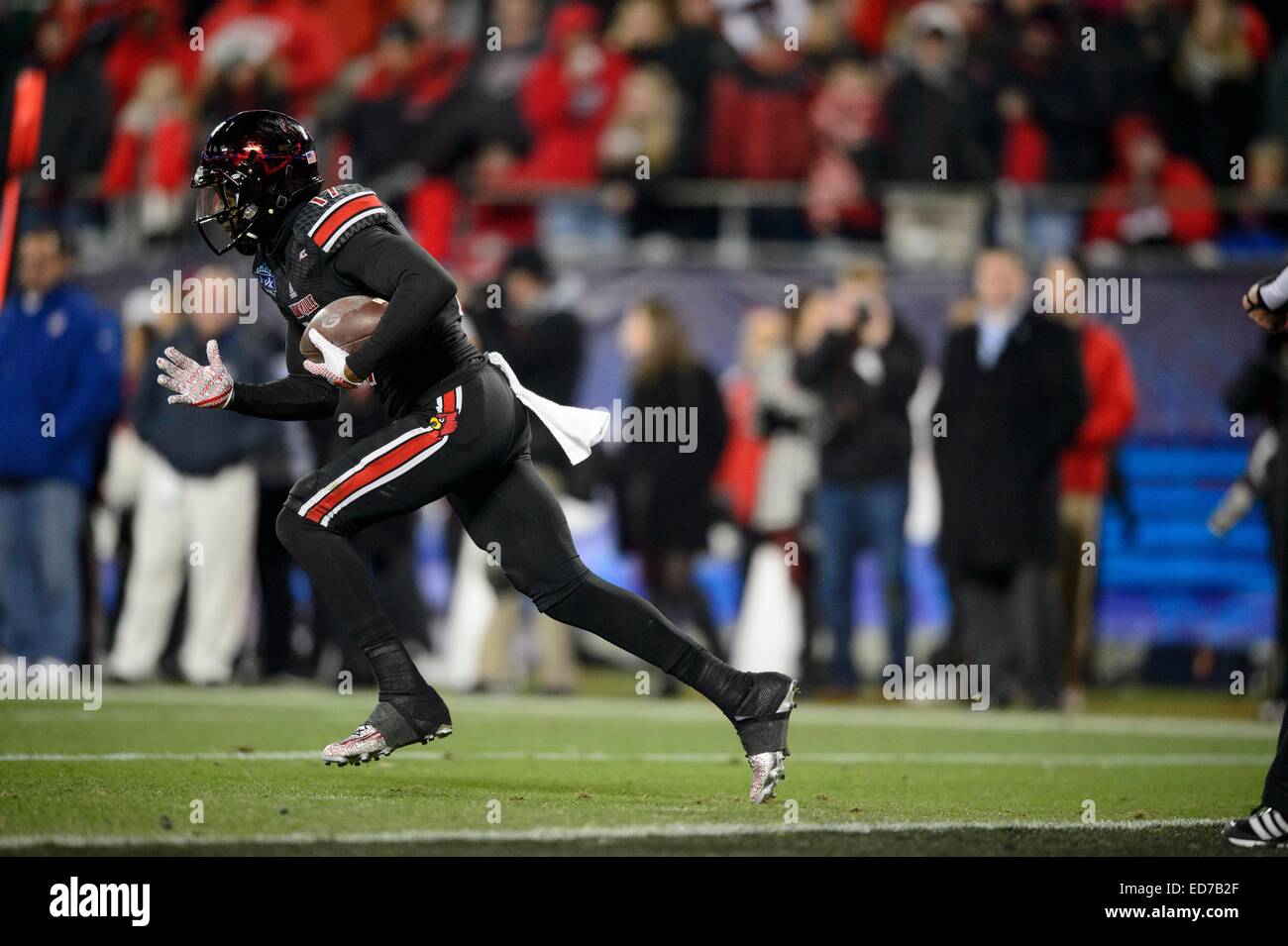 Charlotte, NC, USA. 30. Dezember 2014. Louisville WR James Quick (17) während der Belk Schüssel NCAA Football-Spiel zwischen der Georgia Bulldogs und die Louisville Kardinäle bei Bank of America Stadium am 30. Dezember 2014 in Charlotte, North Carolina.Georgia besiegt Louisville 37-14.Jacob Kupferman/CSM/Alamy Live News Stockfoto