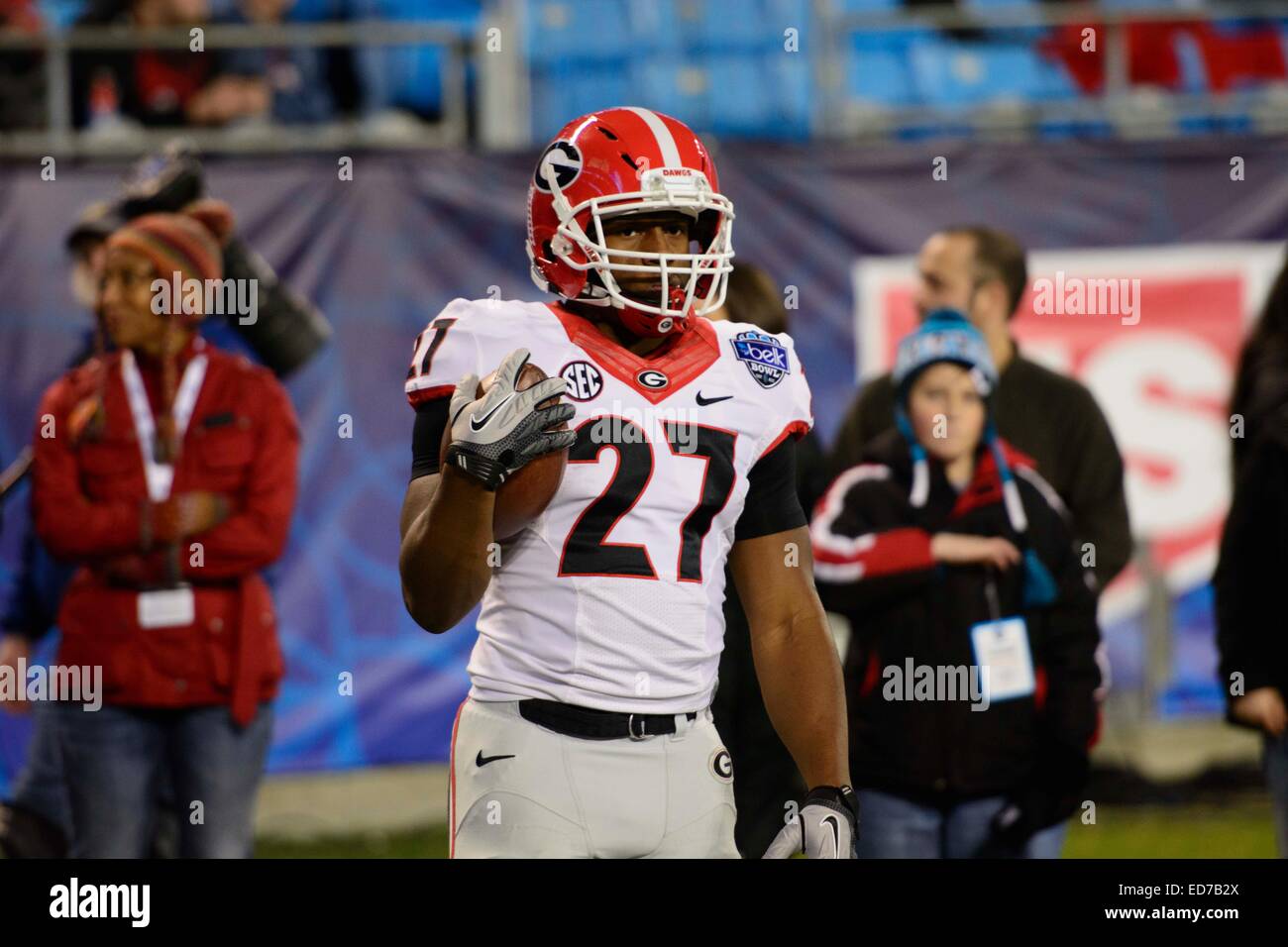 Charlotte, NC, USA. 30. Dezember 2014. UGA RB Nick Chubb (27) während Poloshirt vor dem Belk Schüssel NCAA Football-Spiel zwischen der Georgia Bulldogs und die Louisville Kardinäle bei Bank of America Stadium am 30. Dezember 2014 in Charlotte, North Carolina.Georgia besiegt Louisville 37-14.Jacob Kupferman/CSM/Alamy Live News Stockfoto