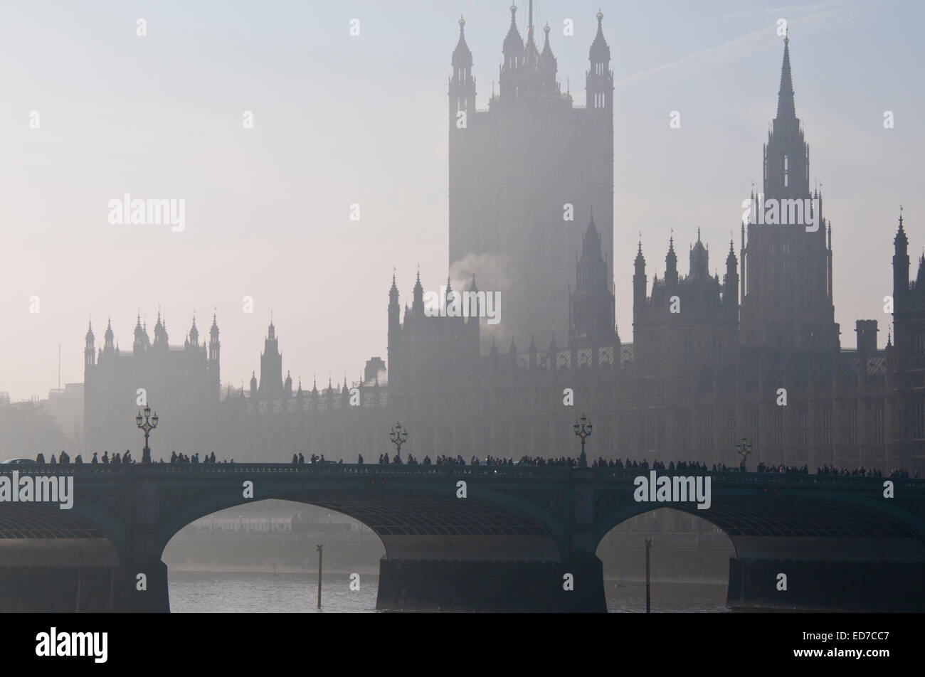 Blick auf Westminster Bridge, die Themse und der Palace of Westminster an einem nebeligen Tag von South Bank Stockfoto