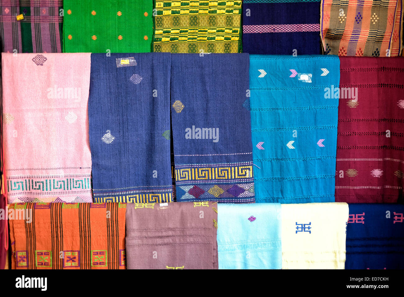 Traditionelle hand Textilien für den Verkauf in einem Souvenirshop in Bhutan gewebt Stockfoto