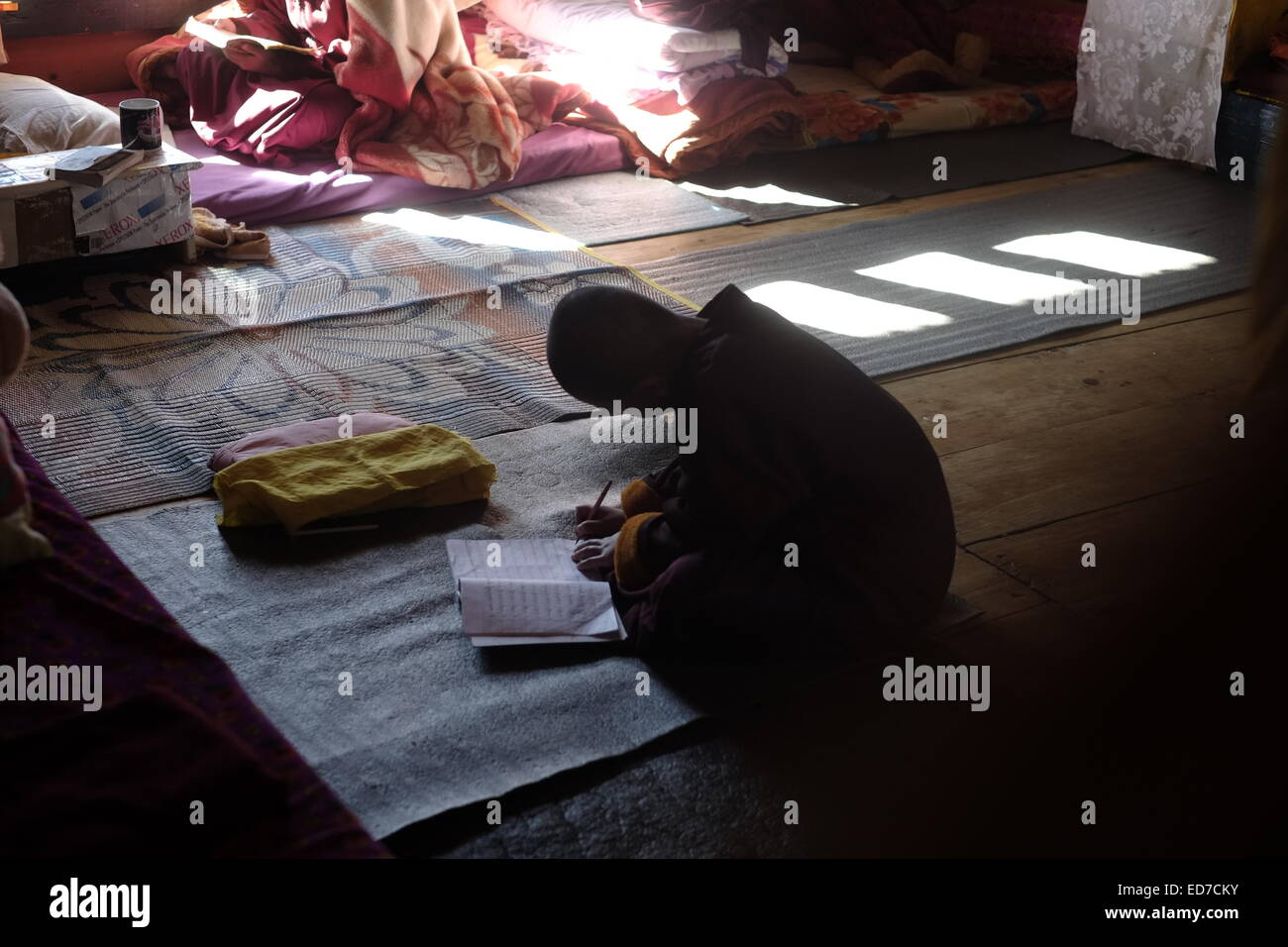 Eine buddhistische Nonne in ihrem Zimmer bei Pema Choling Kloster in Bumthang im Tang-Tal in Bhutan Stockfoto