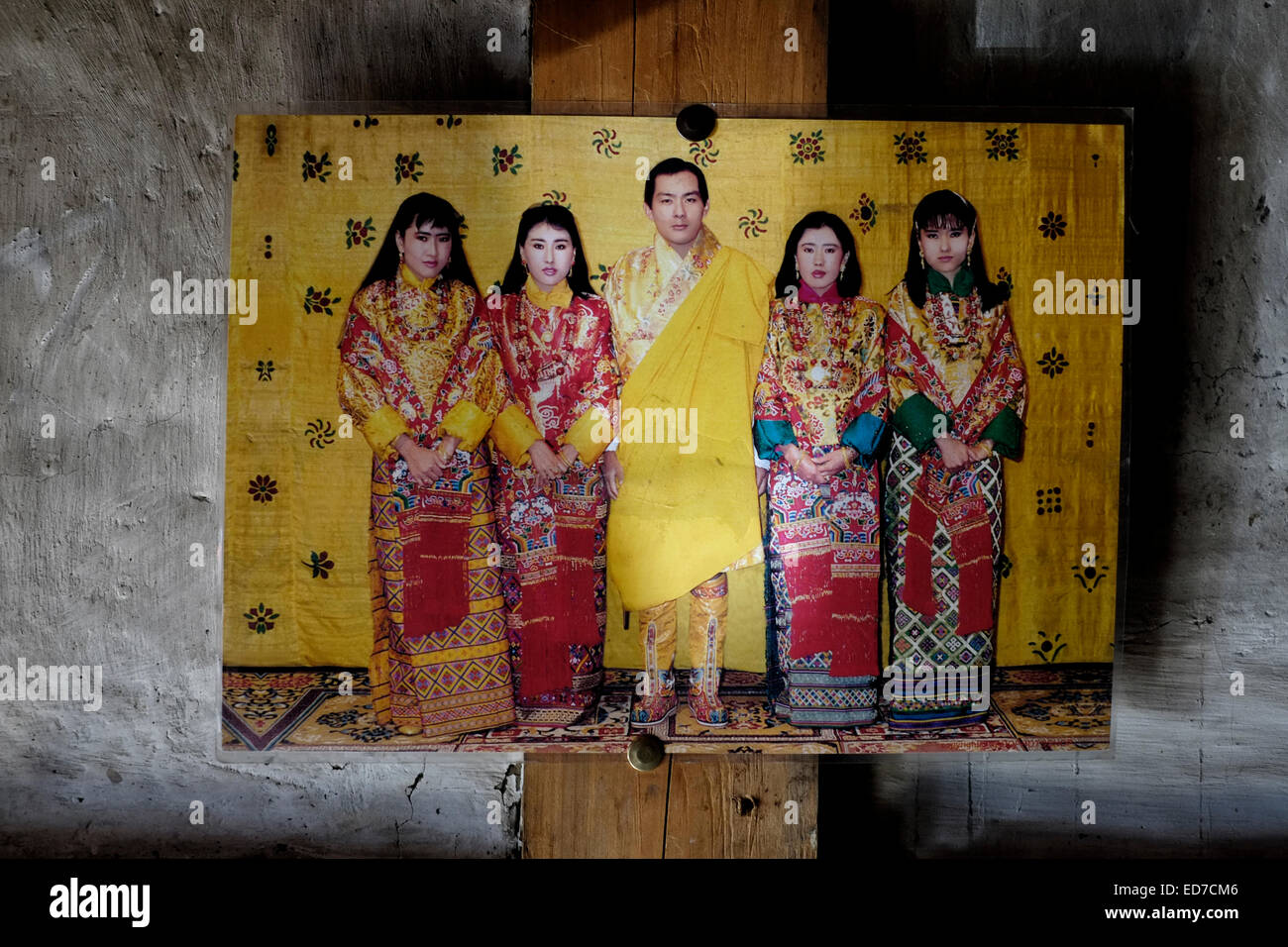 Porträt von Jigme Khesar Namgyel Wangchuck den fünften und aktuellen amtierende Druk Gyalpo oder "Drachenkönig" des Königreichs Bhutan und Mitglieder seiner Familie erhängt im Dorf Ngang Lhakhang in Tang Tal in Bhutan Stockfoto