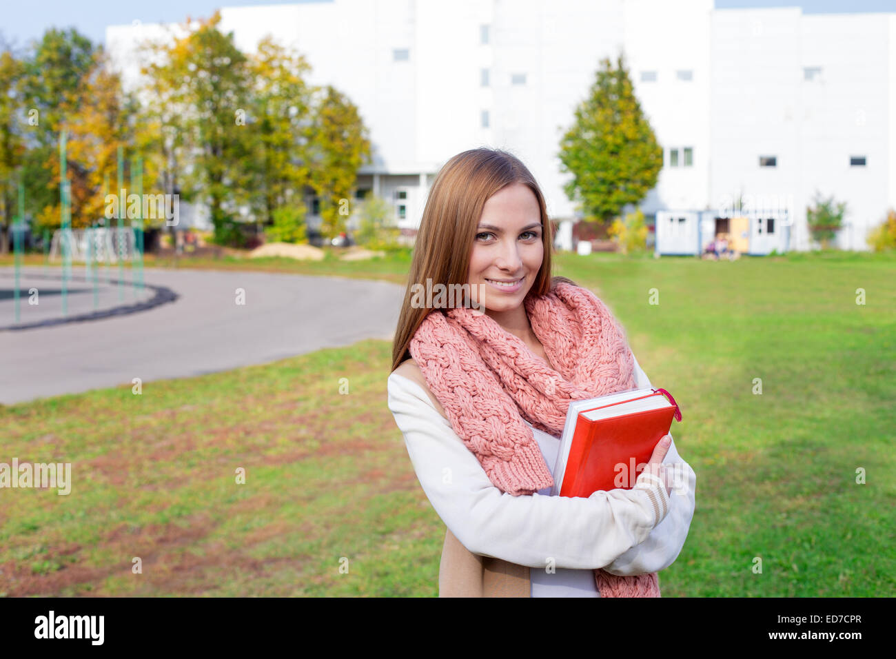 Schüler tragen Schal und lächelnd Stockfoto