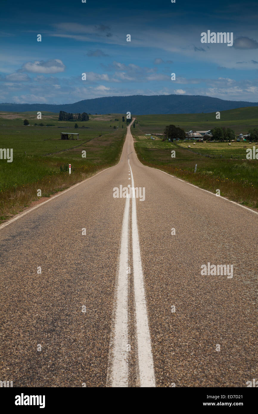 Leere Asphaltstraße in der Nähe von Benambra Alpine Region Victoria Australien Stockfoto