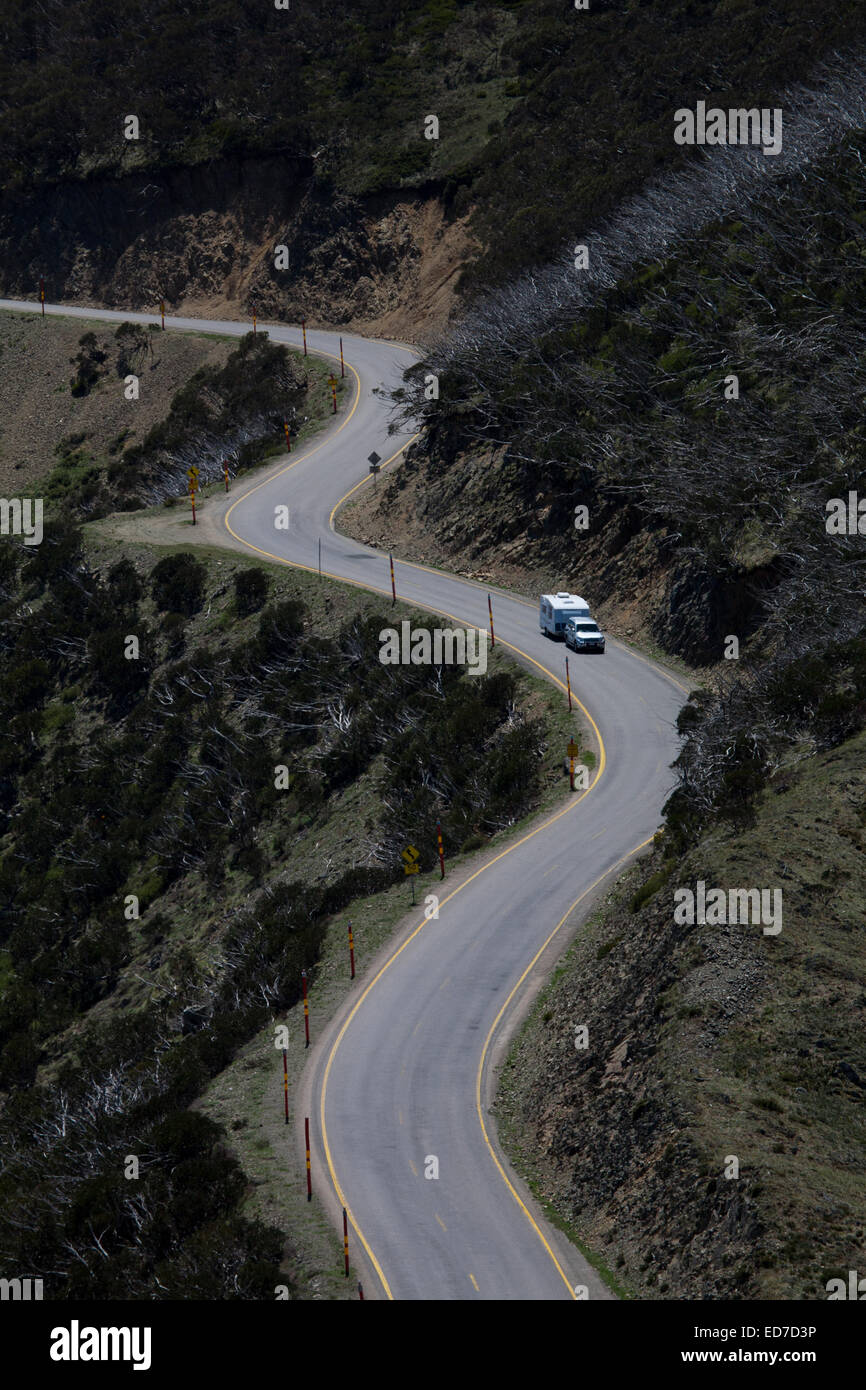 Allradantrieb Abschleppen Wohnwagen verhandelt die The Great Alpine Road, wie es auf der Seite von Mt Hotham Victoria Australien schlängelt Stockfoto