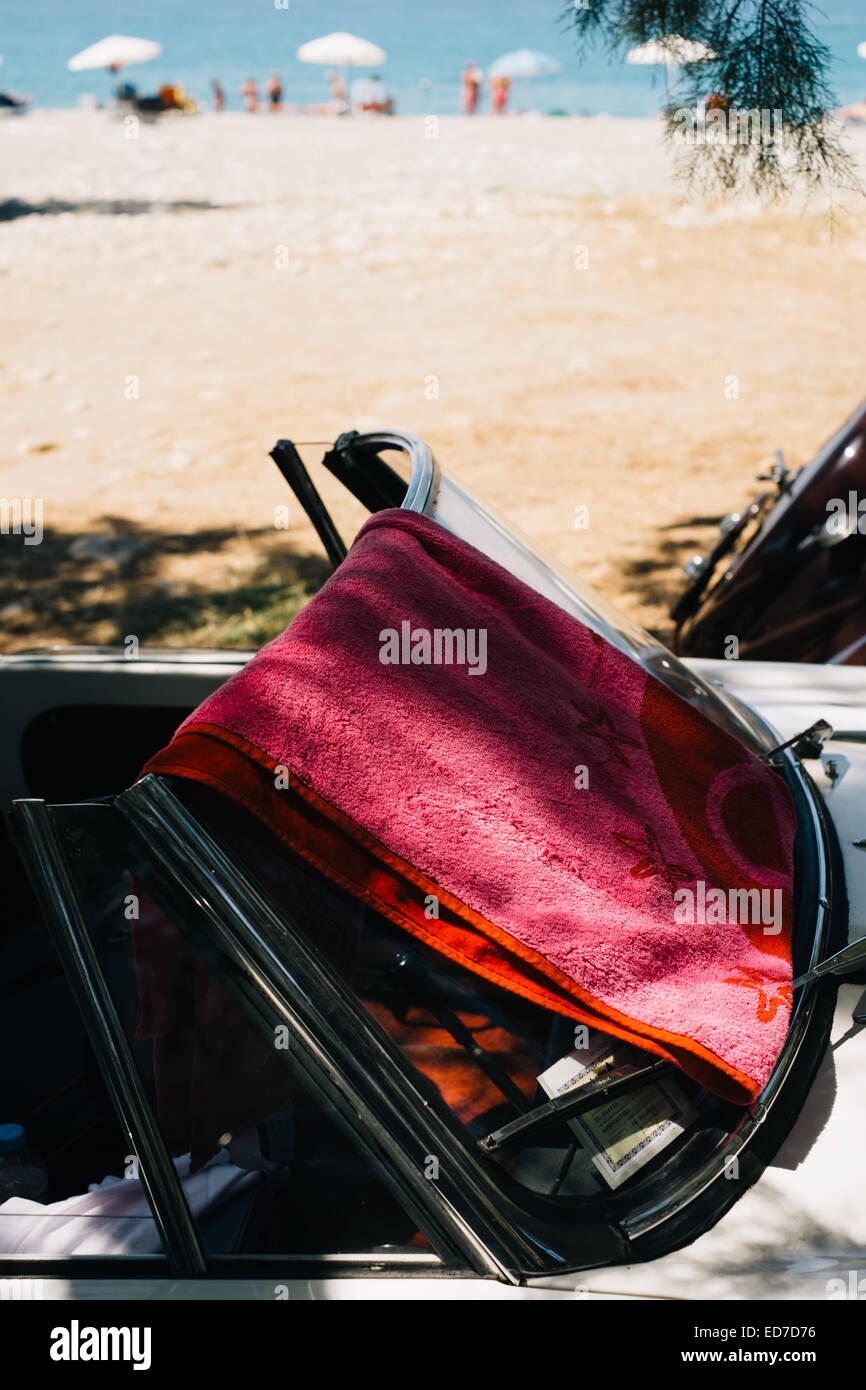 Cabrio open Top Alfa Romeo Sportwagen-Klassiker - parkten auf einem Strand - Halbinsel Mani, Peloponnes, Griechenland Stockfoto