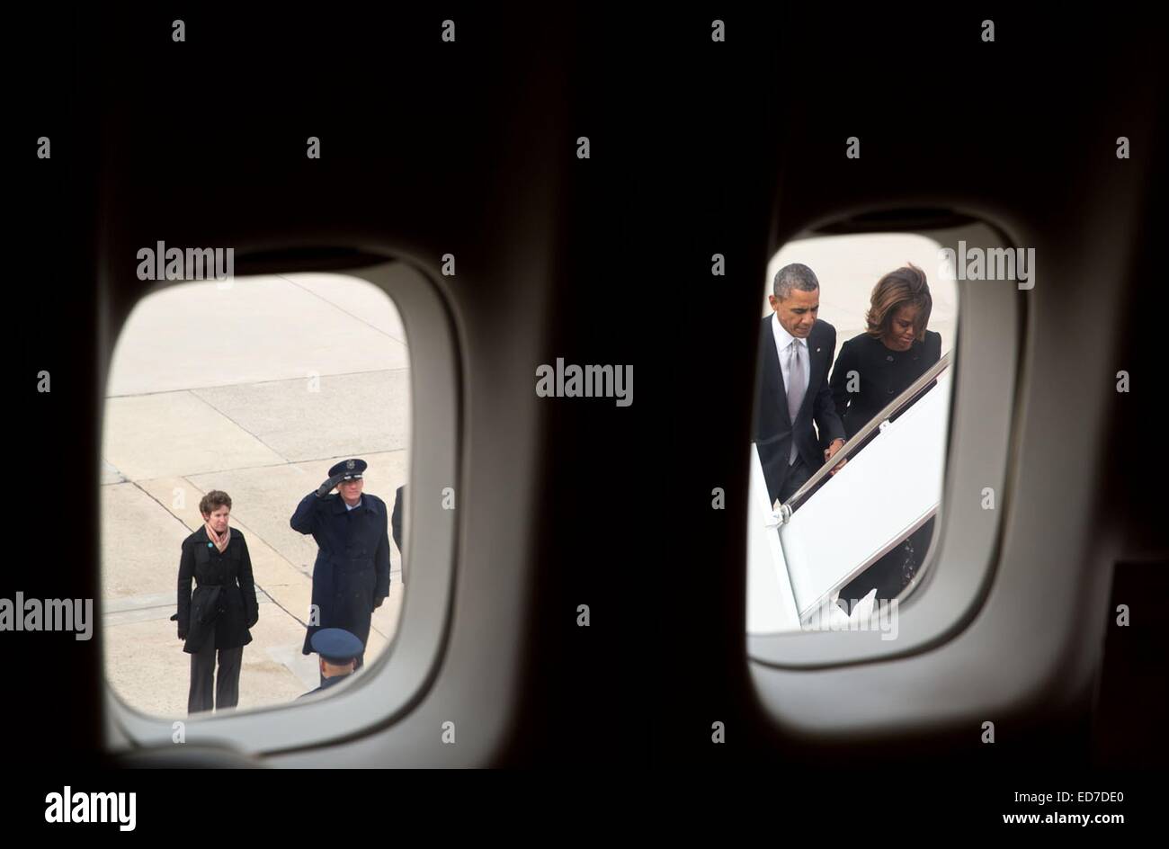 US-Präsident Barack Obama und First Lady Michelle Obama betrachtet durch die Fenster der Air Force One, als sie an des Flugzeugs für eine Reise nach Miami 7. März 2014 an Andrews Air Force Base in Maryland Bord. Stockfoto