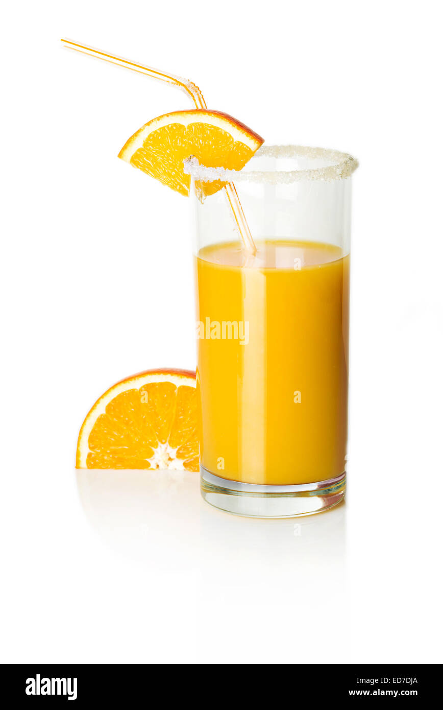 Orangenscheibe und ein Glas Orangensaft isoliert Stockfoto