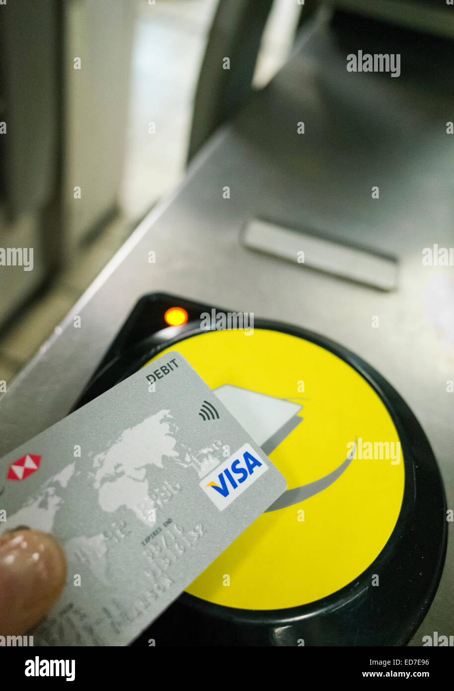 Jemand mit einem kontaktlosen Visa Karte wird auf Reisen-Zahlung für eine u-Bahnstation Stockfoto