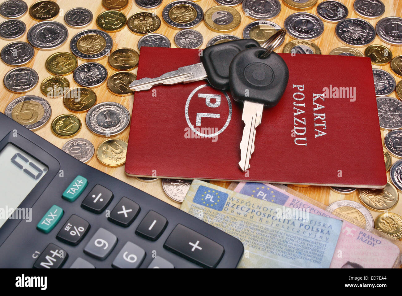 Dokumente-Autoschlüssel und Geld Münze auf den Tisch Stockfoto