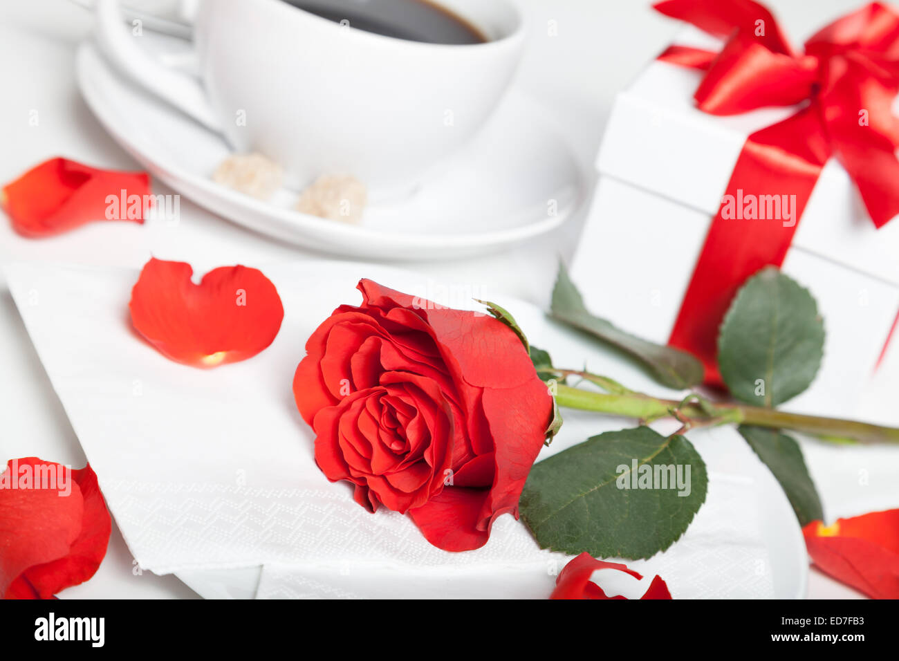 rote rose, präsent-Box und Kaffee am Tisch Stockfoto