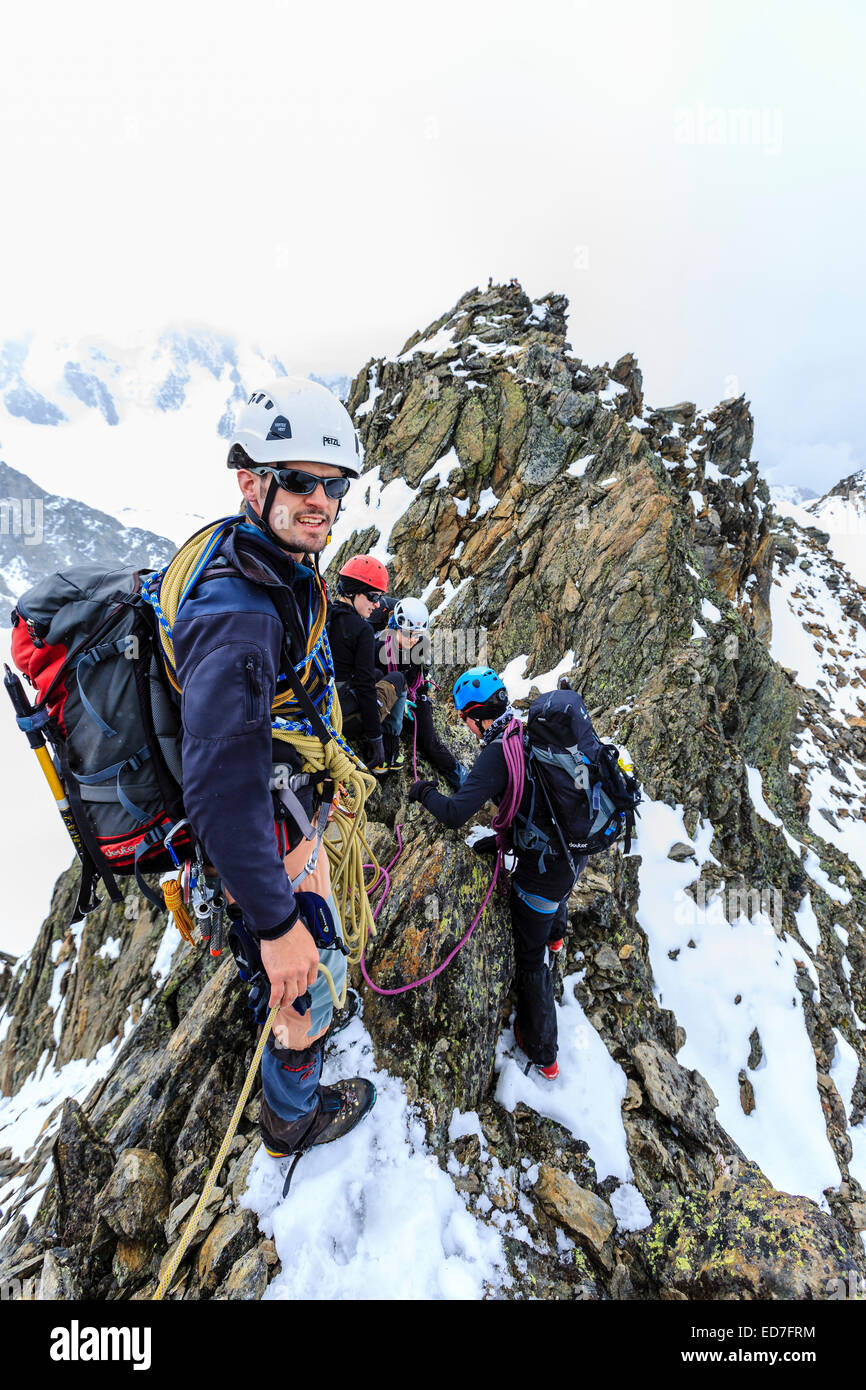 Bergsteiger Seilschaft am Gipfelgrat der Aiguille du Génépi, Mont-Blanc-Massiv, Kanton Wallis, Schweiz Stockfoto