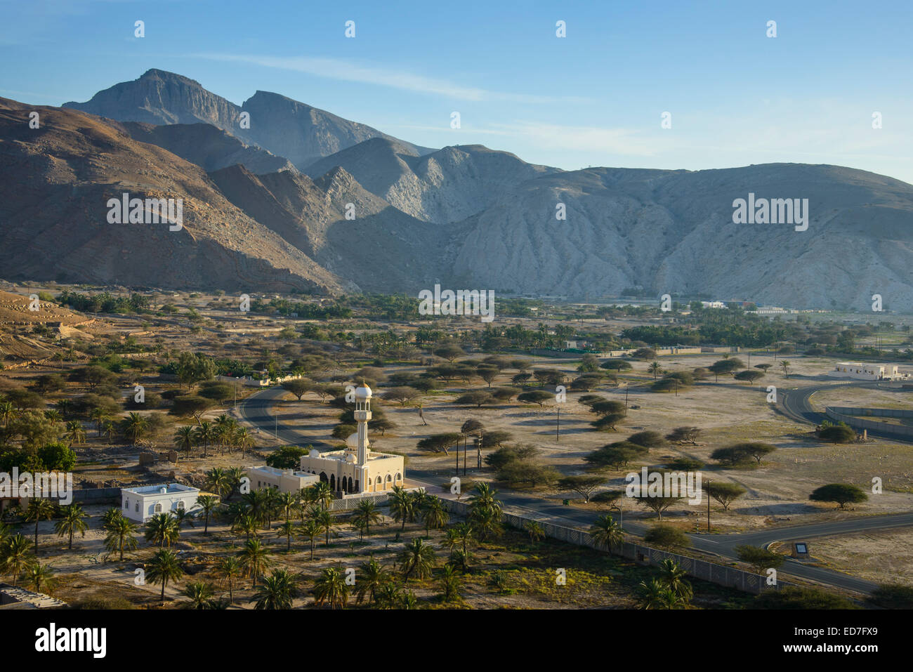 Mit Blick auf die Stadt mit einer Moschee an der Front, Bukha, Musandam, Oman Stockfoto
