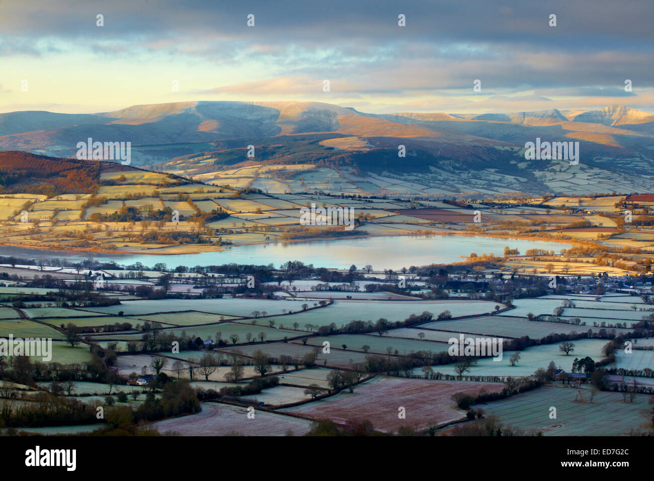Blick auf Llangorse See und Schnee begrenzt Brecon Beacons, aus Mynydd Troed, Powys. Stockfoto