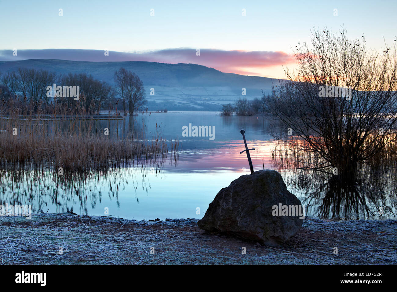 Schwert im Stein am Llangorse See, Brecon Beacons, Powys, Wales. Stockfoto