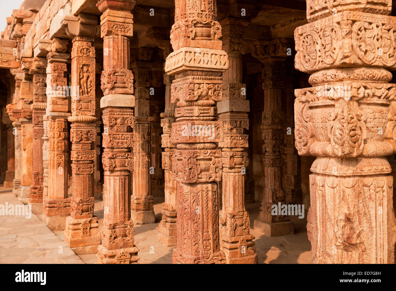 Portikus der Moschee Quwwat-Ul-Islam in der Qutub Minar komplexe oder Qutb Komplex, UNESCO-Weltkulturerbe, Delhi, Indien Stockfoto