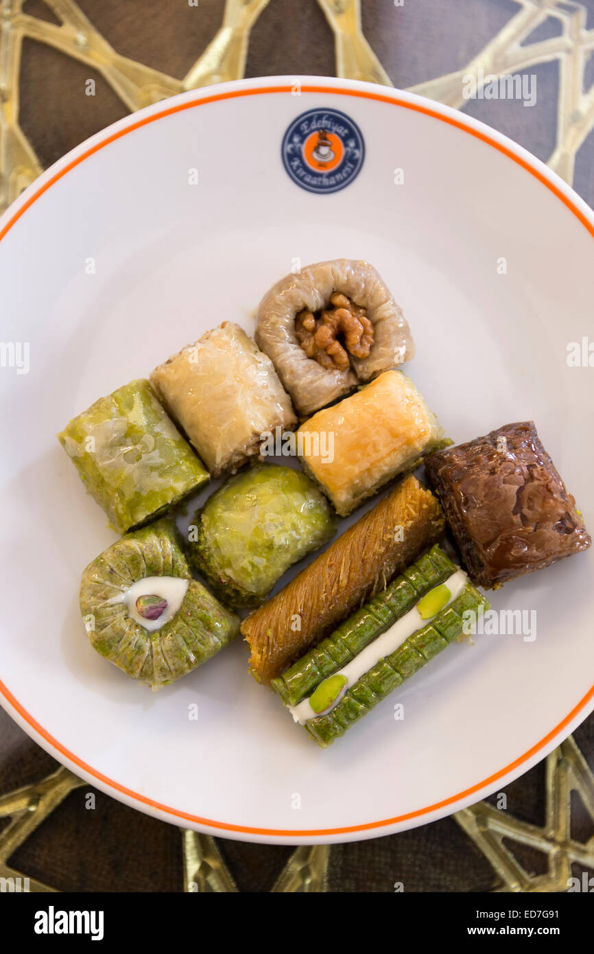 Teller mit traditionellen türkischen Honig bedeckt, Süßigkeiten, Baklava, Nachspeise aus