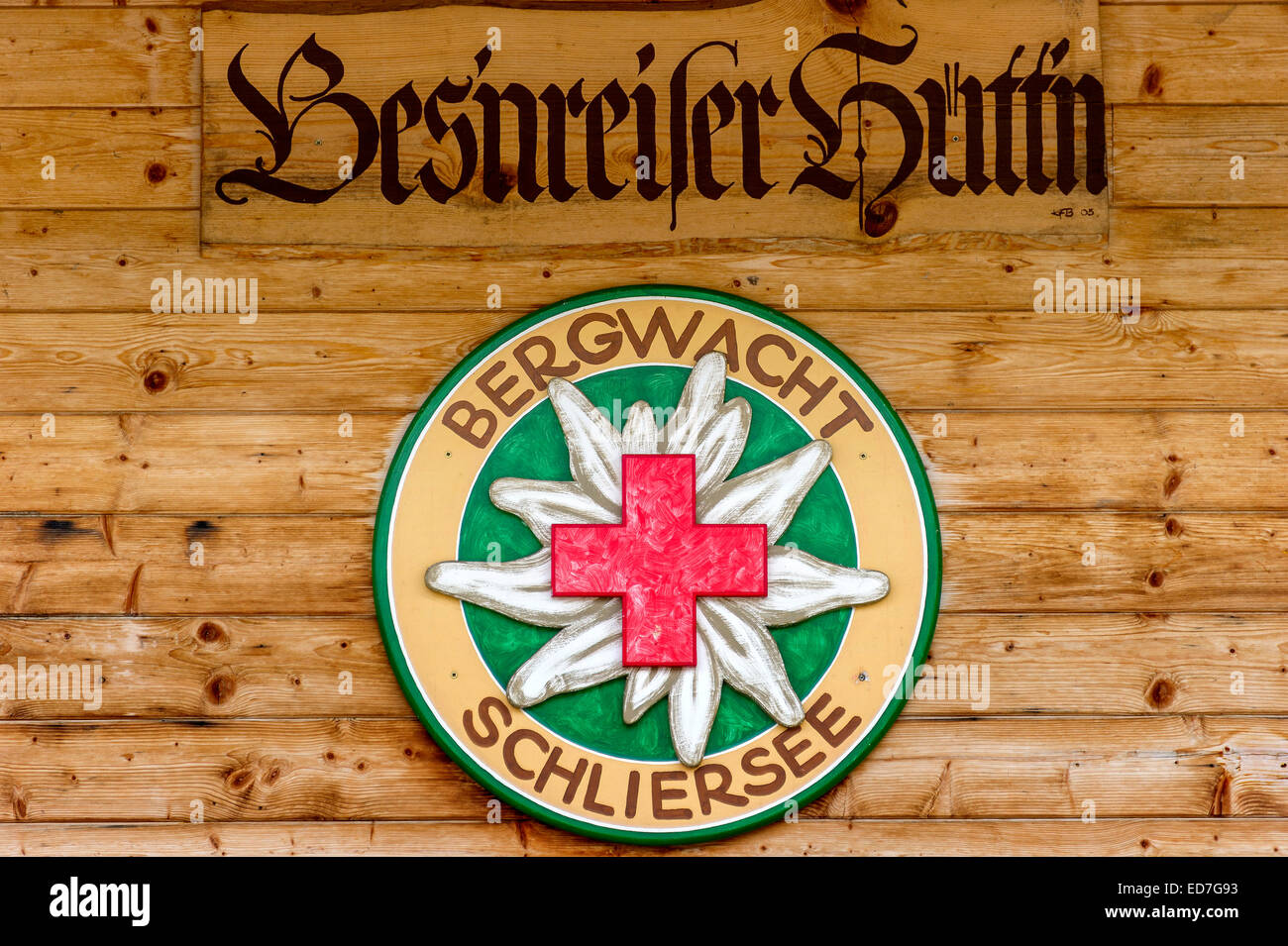 Logo der Schliersee Bergrettung auf der "Bes" Nreißer Hütt ' n "Holzhütte, Spitzingsee, in der Nähe von Schliersee Stockfoto