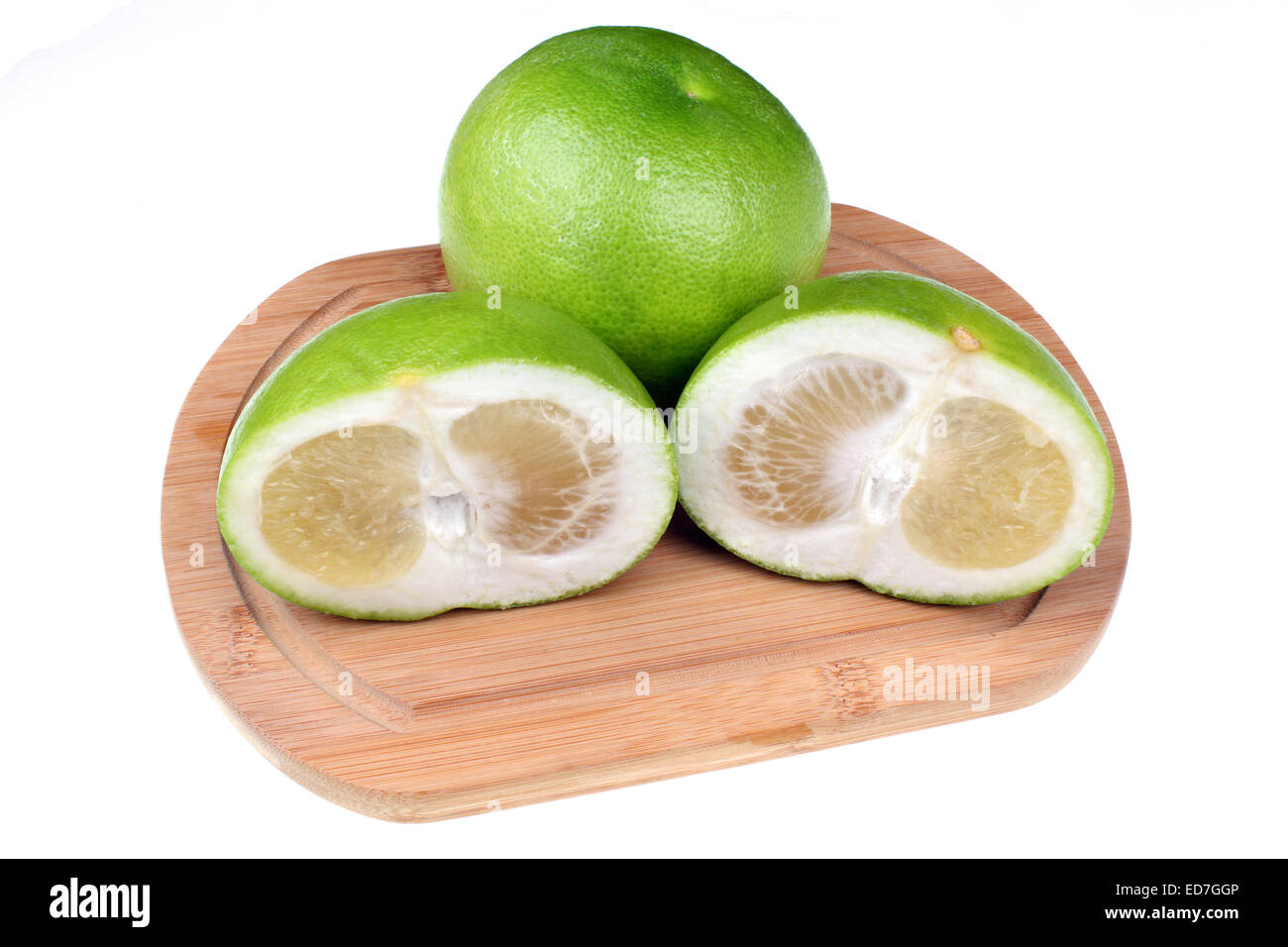 Grüne Grapefruit Sweetie auf ein Schneidebrett Stockfoto