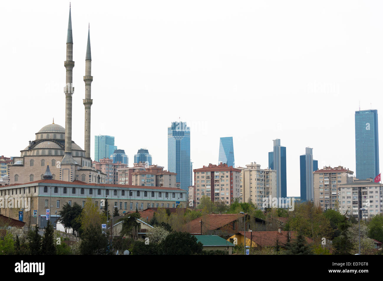 Traditionellen Moschee kontrastiert mit Wolkenkratzern von Levent, Finanzgeschäfte Stadtteil von Istanbul, Türkei Stockfoto