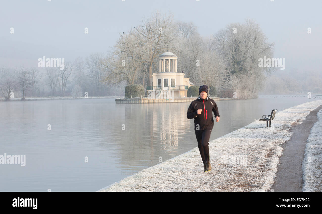 Henley on Thames, Oxfordshire, Vereinigtes Königreich. 31. Dezember 2014. UK-Wetter. Die Temperaturen sanken wieder weit unter den Nullpunkt in Henley on Thames, was zu einem heavey Frost an den Ufern der Themse. Bildnachweis: Allan Staley/Alamy Live-Nachrichten Stockfoto