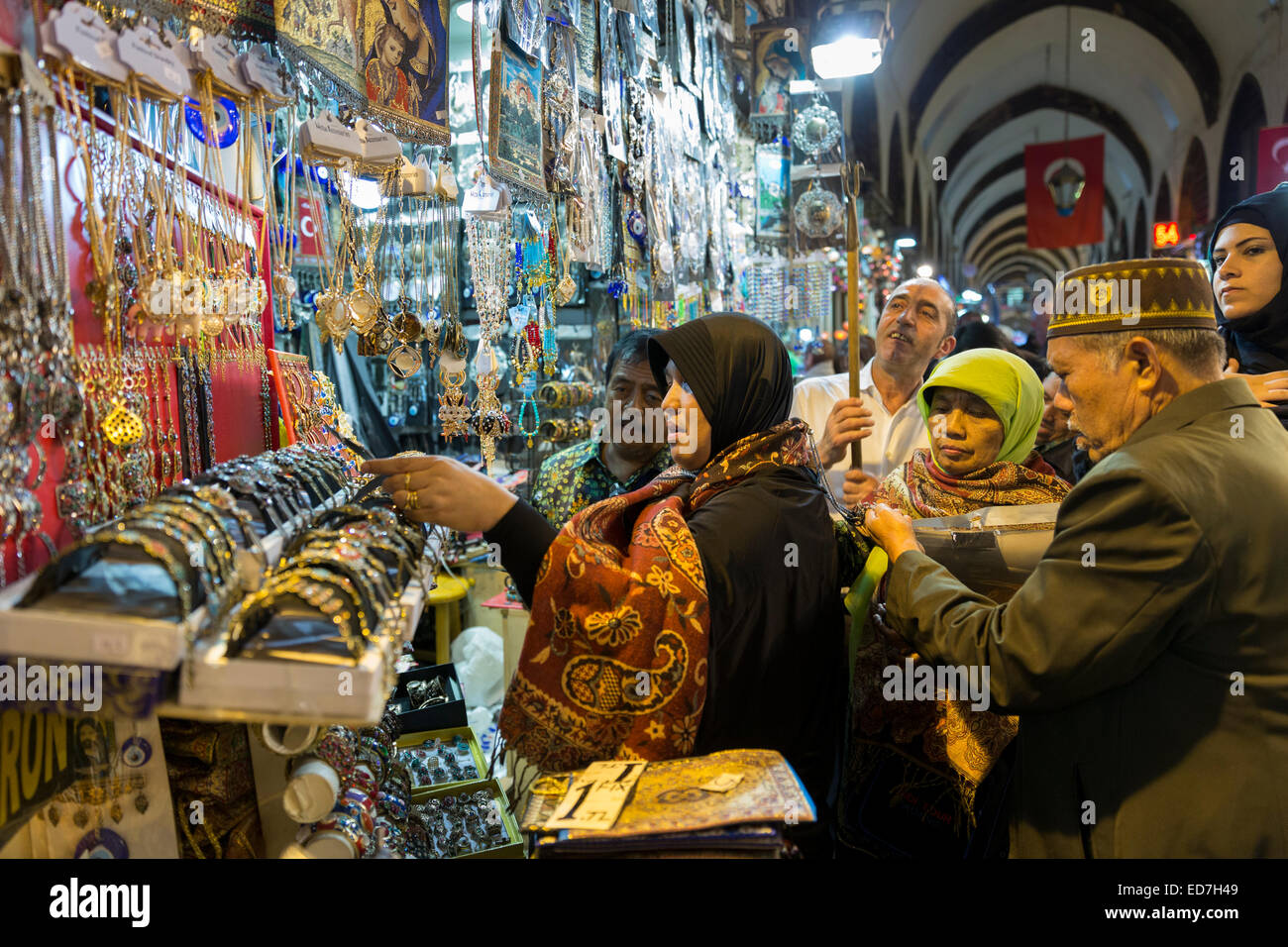 Shopper Ansichten Schmuck auf dem Display für Verkauf in den Misir Carsisi ägyptischen Basar Lebensmittel und Gewürz-Markt in Istanbul, Türkei Stockfoto