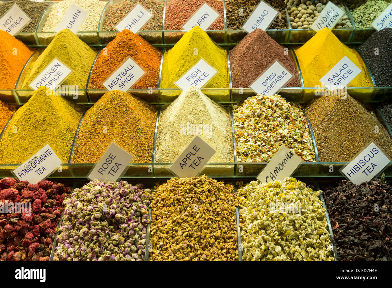 Traditionelle Spezialität Tee und Gewürze auf dem Misir Carsisi ägyptischen Basar Lebensmittel und Gewürz-Markt in Istanbul, Türkei Stockfoto