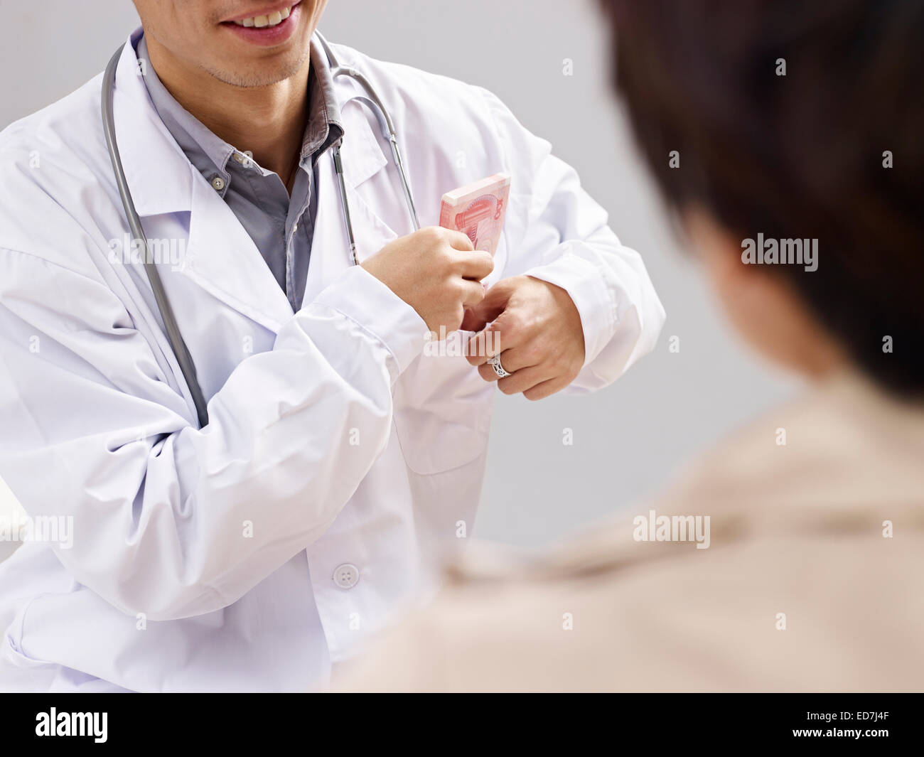 Arzt, die Annahme von Bestechungsgeldern Stockfoto