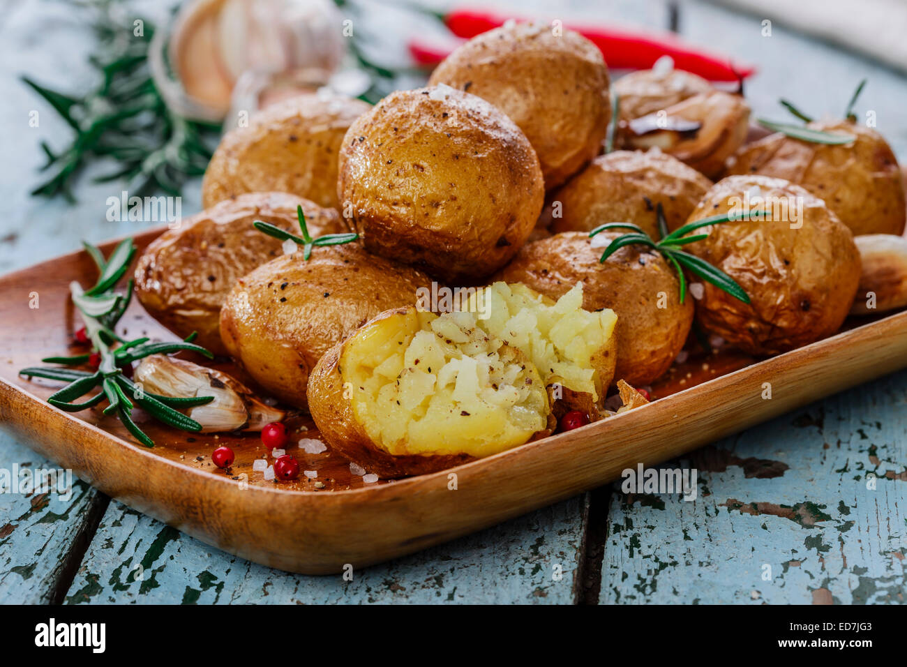 gebackene Kartoffeln in der Schale mit Rosmarin und Knoblauch ganze Stockfotografie Alamy