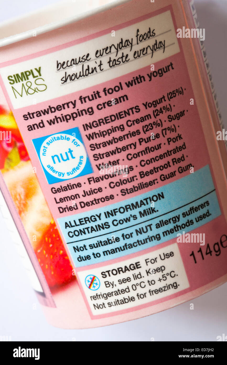 Nährwertangaben auf der Rückseite der Wanne einfach M & S Erdbeere Frucht Narr mit Joghurt und Schlagsahne Stockfoto