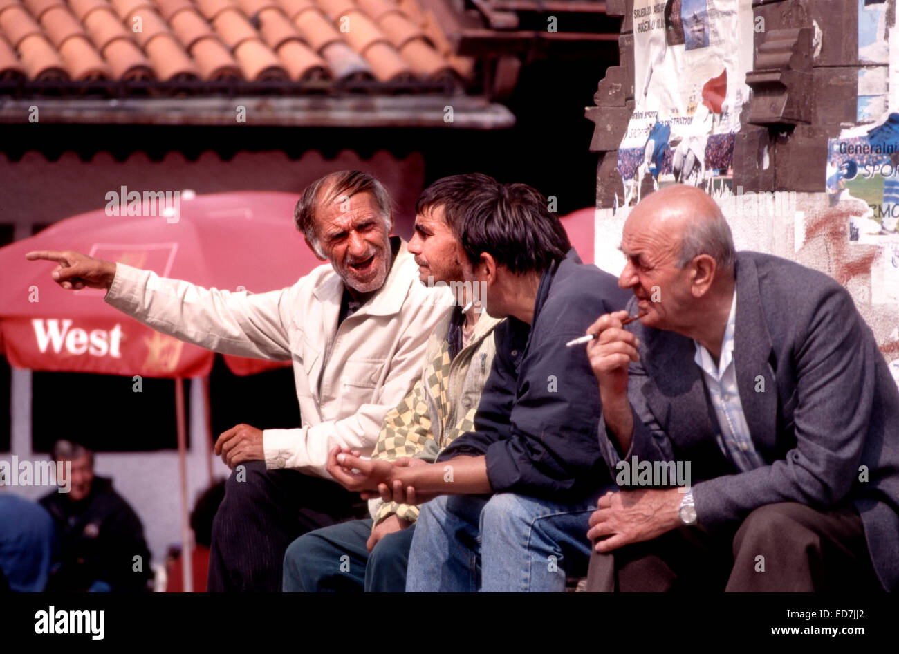 Sarajevo, Bosnien und Herzegowina. Alte Männer sprechen in der Bascarsija (Alter Markt) Stockfoto