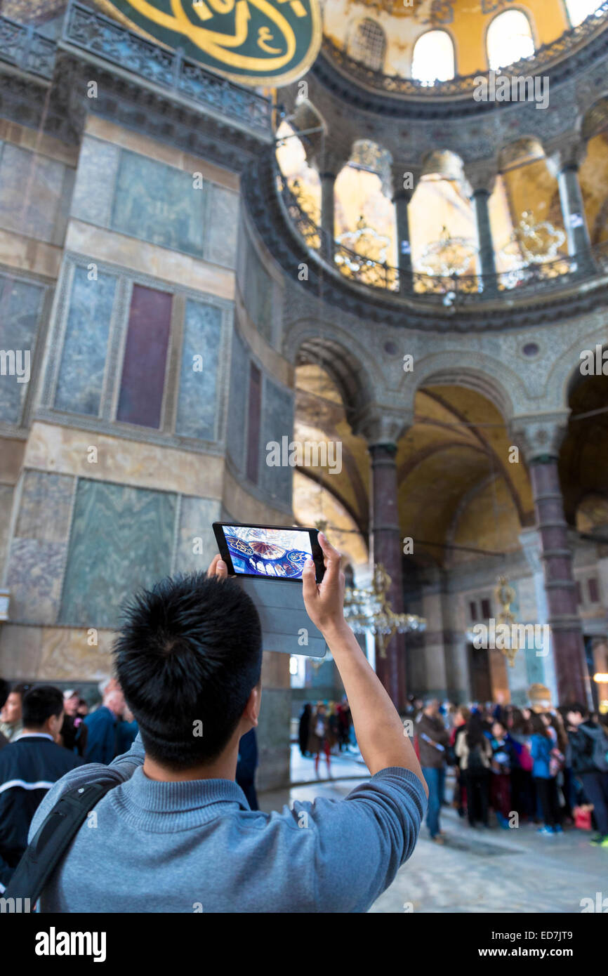 Tourist in Hagia Sophia, Ayasofya Muzesi Moschee Museum mit Apple Ipad Tablet um zu fotografieren in Istanbul, Türkei Stockfoto